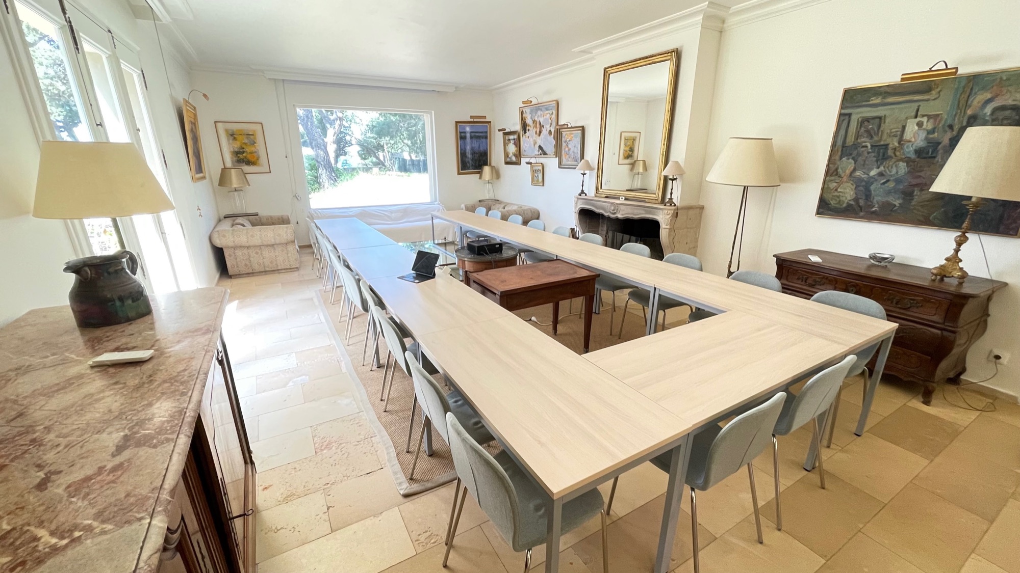 The working room in U-shape, open to the grounds