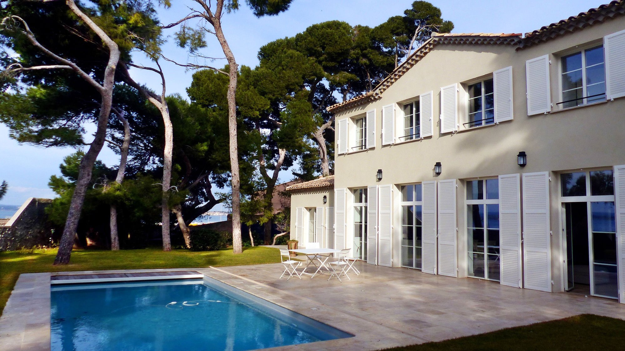 La Bergerie de l'Étang — white-shuttered villa, pool facing the lagoon