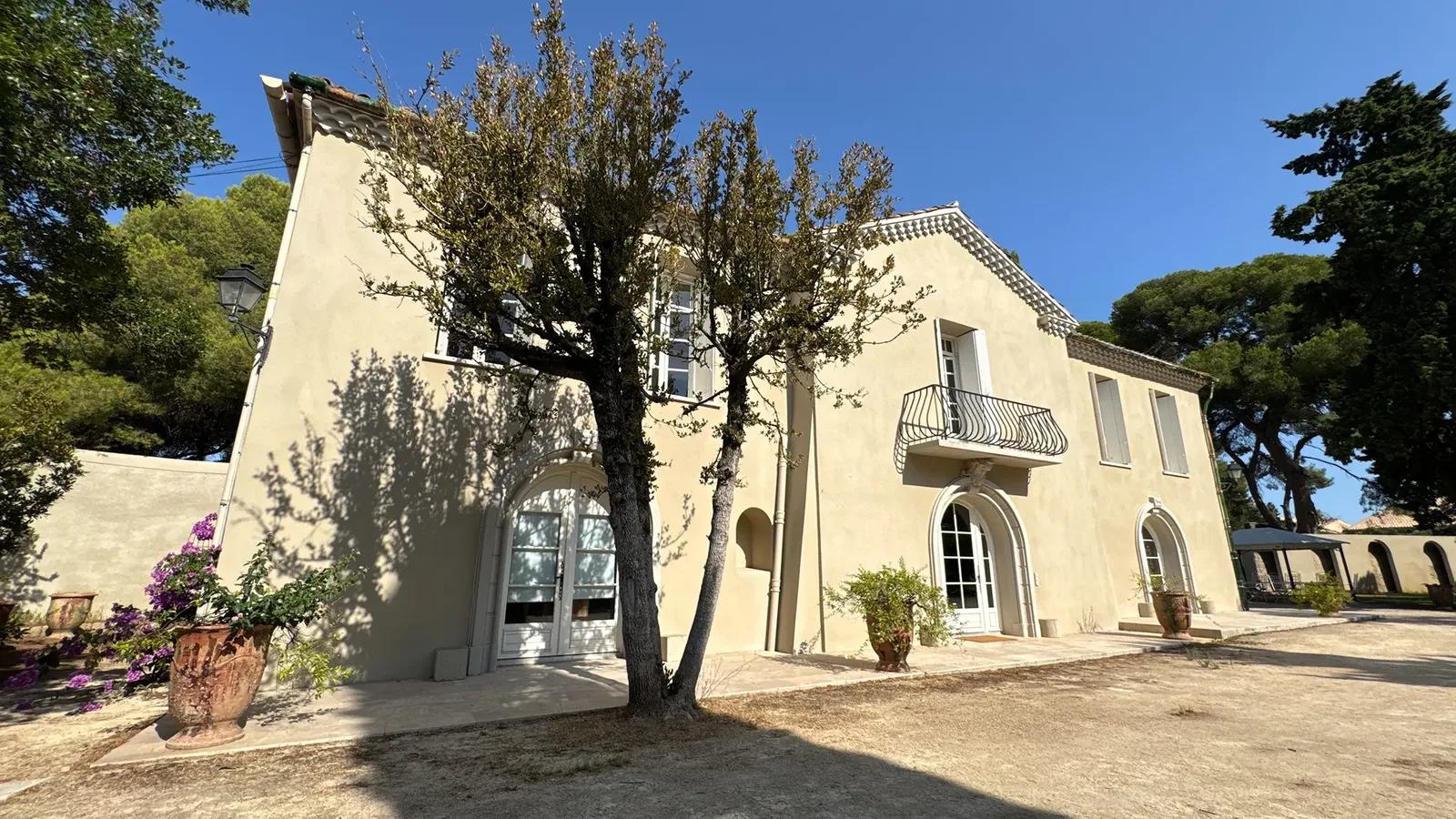 Les extérieurs de La Bergerie, jardins, terrasses et piscine