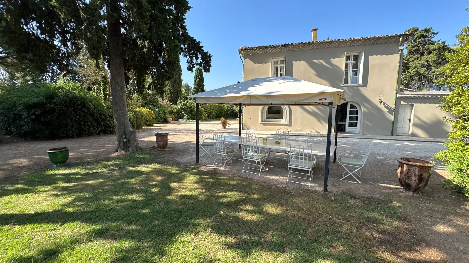 Les extérieurs de La Bergerie, jardins, terrasses et piscine