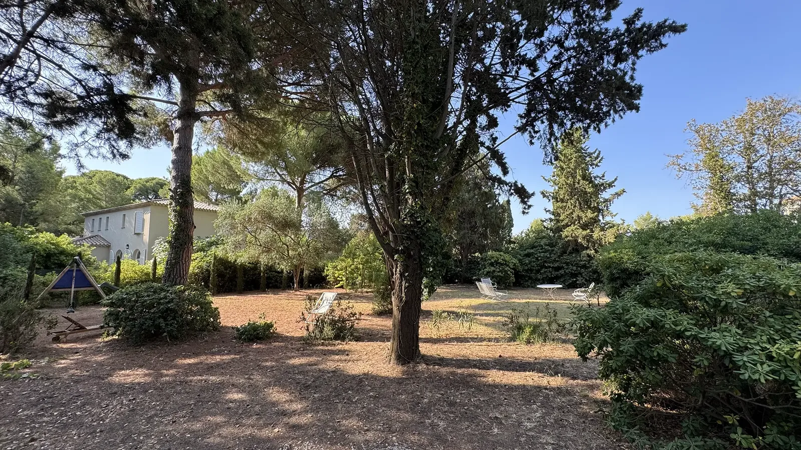 Les extérieurs de La Bergerie, jardins, terrasses et piscine