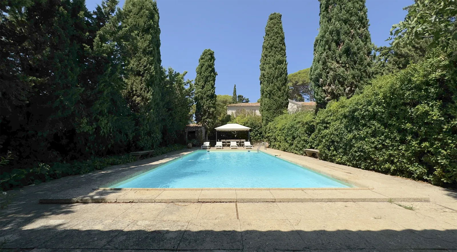 Les extérieurs de La Bergerie, jardins, terrasses et piscine