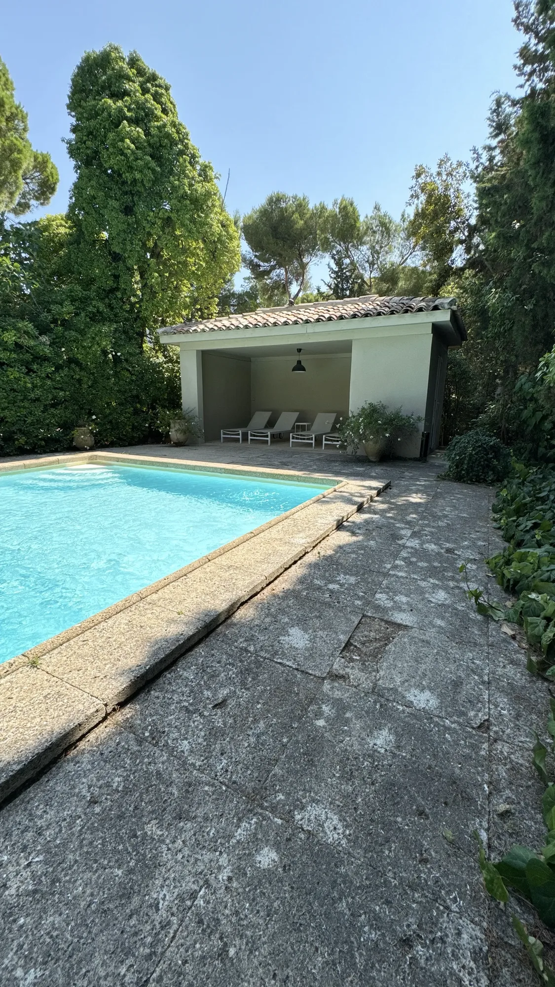 Les extérieurs de La Bergerie, jardins, terrasses et piscine