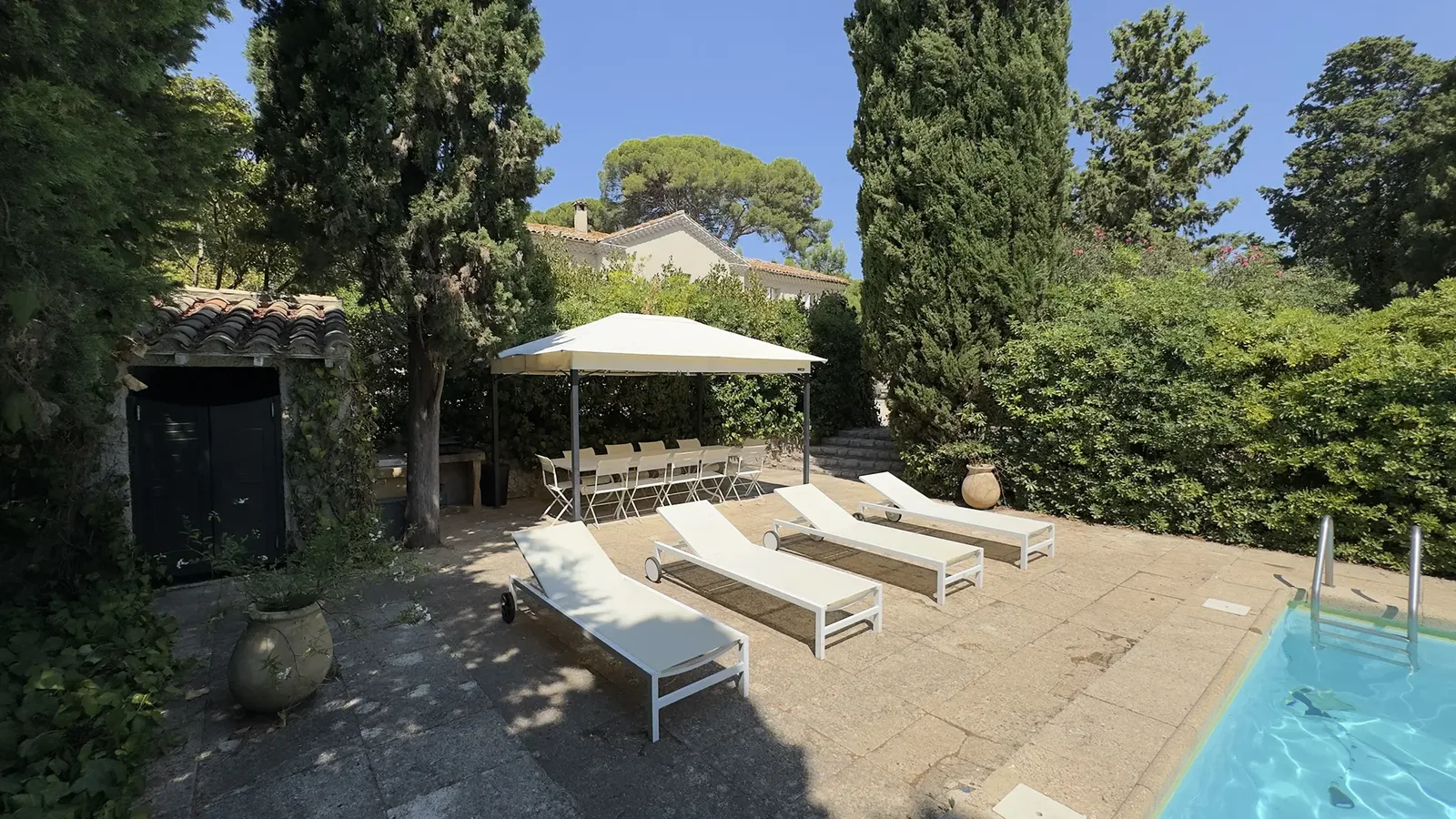Les extérieurs de La Bergerie, jardins, terrasses et piscine