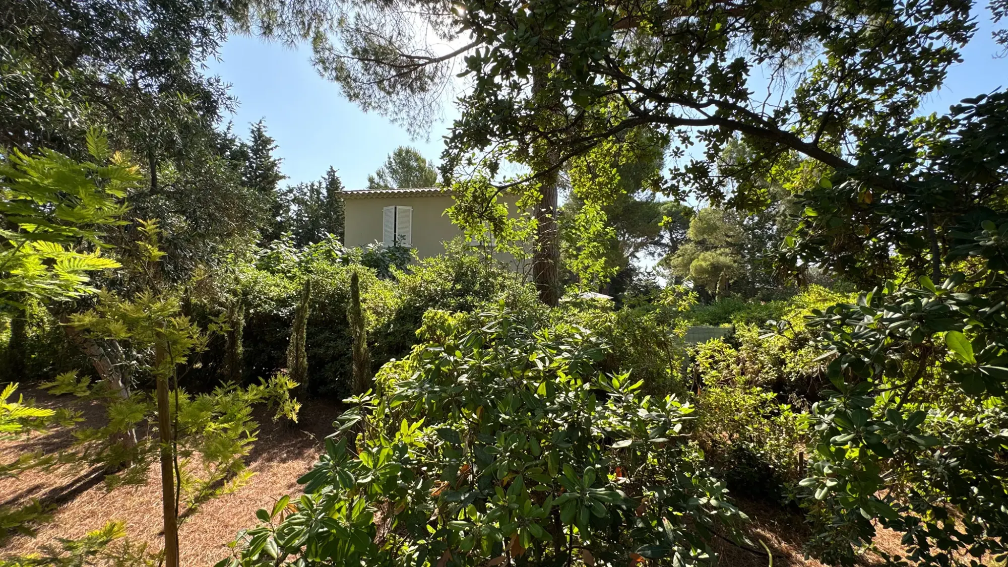 Les extérieurs de La Bergerie — jardins, terrasses et piscine