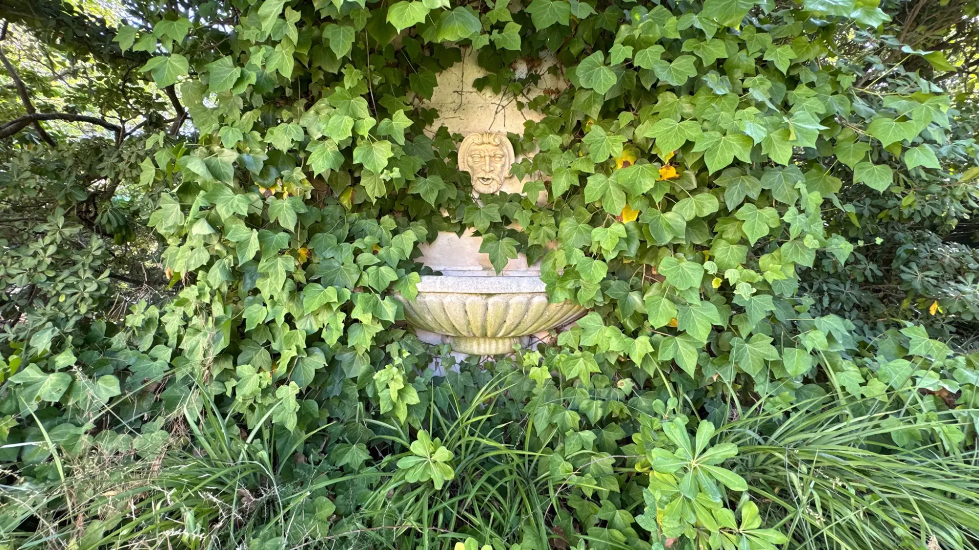 Les extérieurs de La Bergerie — jardins, terrasses et piscine