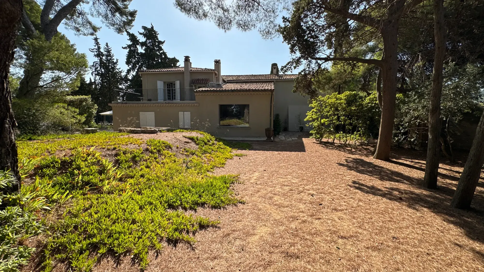 Les extérieurs de La Bergerie — jardins, terrasses et piscine