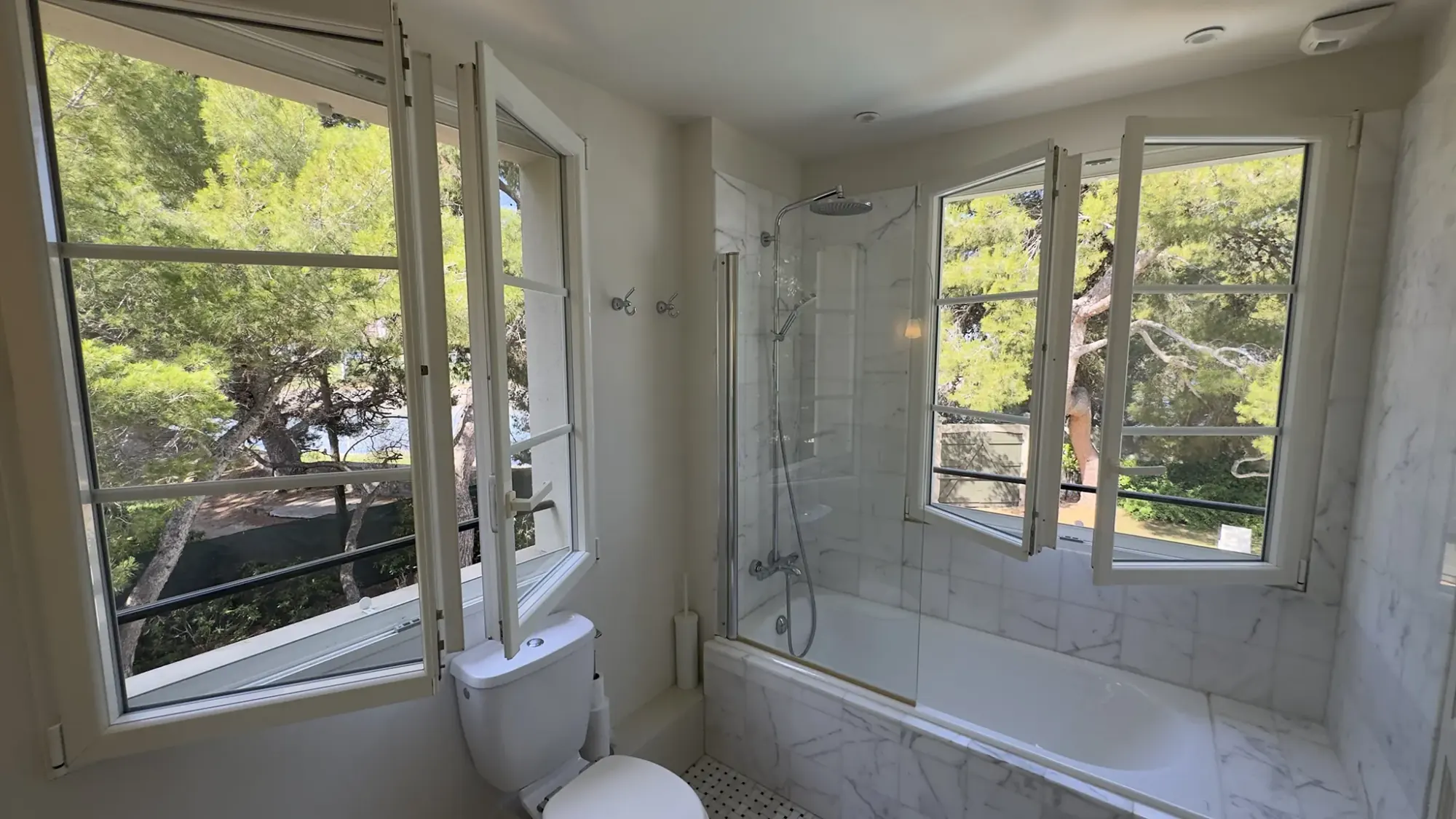 Bedrooms and bathrooms at La Bergerie de l'Étang